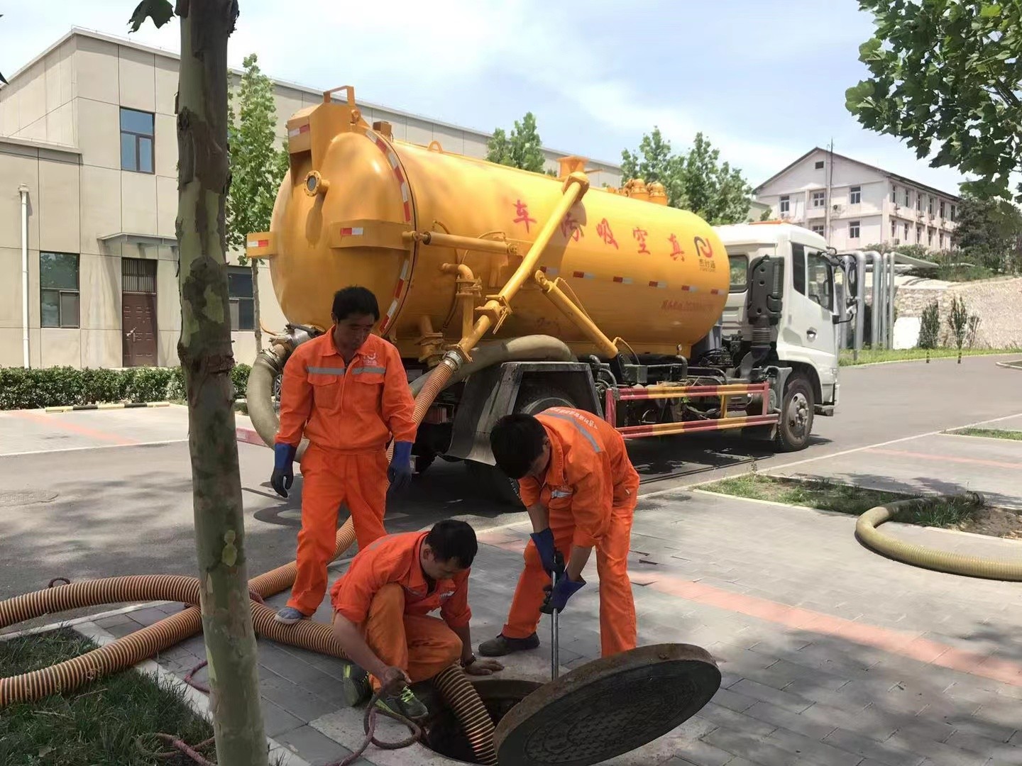 向阳管道疏通车停在窨井附近