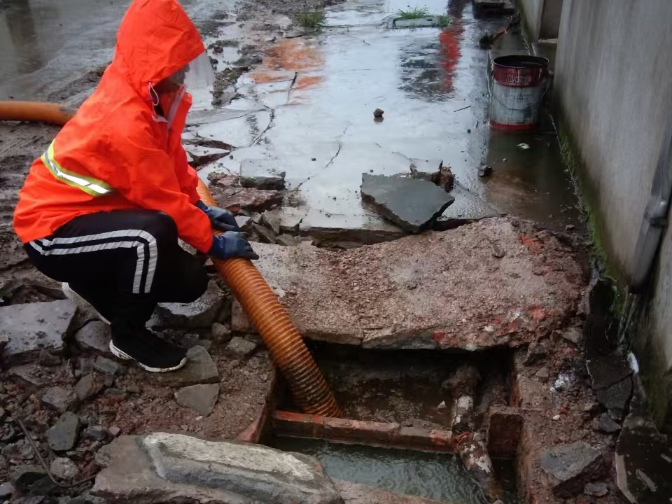 向阳专业清理污水池 炜誉市政以规范流程守护城市 “肠道”