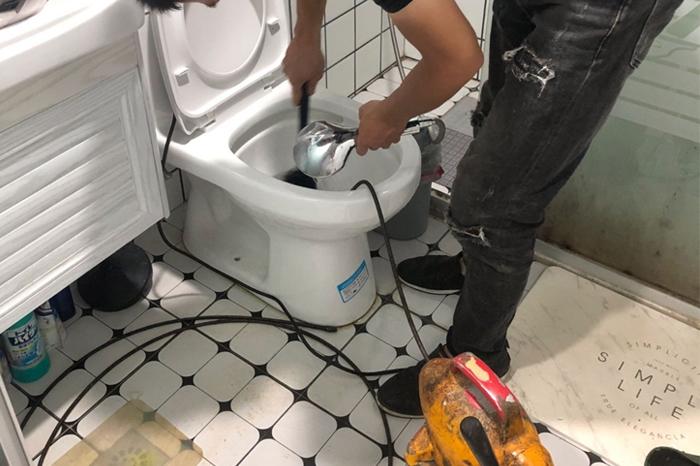 向阳马桶堵塞自己疏通还是找师傅?专业上门服务让你省时更省心