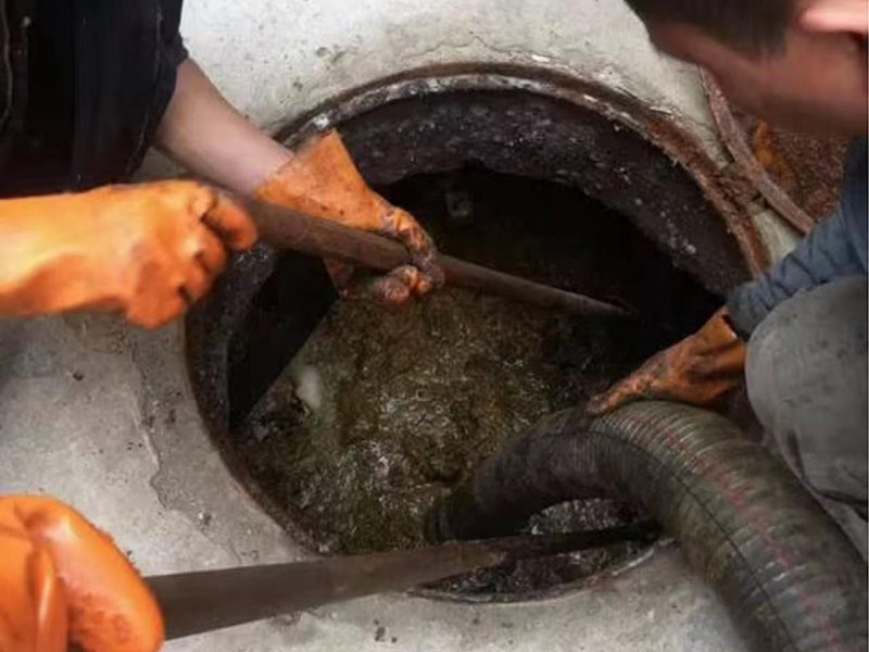 向阳清理化粪池时如何避免沼气的危害?